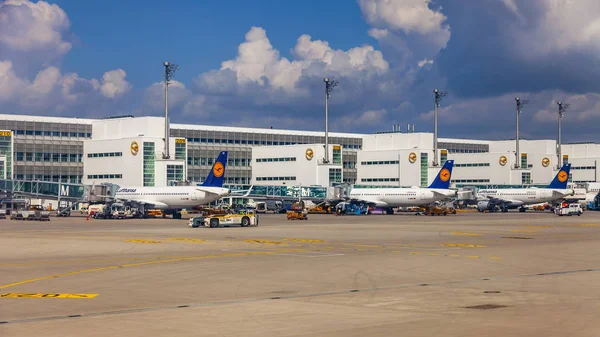 Munich Germany August 2018 Plane Undergoes Preflight Service International Airport — Stock Photo, Image