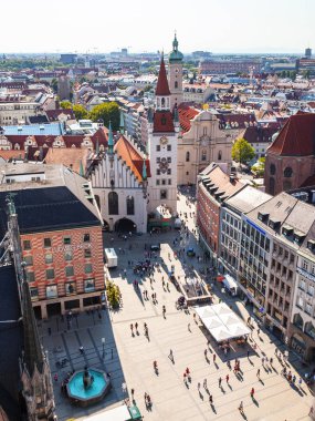 Münih, Almanya, üzerinde 16 Ağustos 2018. Bir görünümünü Alstadt ve şehir çatılar üzerinden anket platformu New Town hall