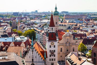 Münih, Almanya, üzerinde 16 Ağustos 2018. Bir görünümünü Alstadt ve şehir çatılar üzerinden anket platformu New Town hall