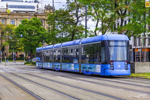 德国慕尼黑 于2018年8月16日 现代电车去城市街道 — 图库照片