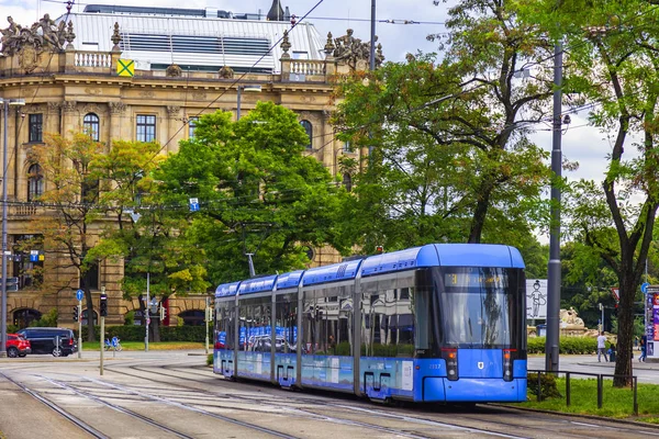 Monachium Niemcy Sierpnia 2018 Nowoczesny Tramwaj Jedzie Ulicy Miasta — Zdjęcie stockowe