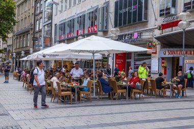 Münih, Almanya, üzerinde 16 Ağustos 2018. Yayalar Alstadt eski şehir cadde boyunca gidin. İnsanlar yemek ve pitoresk kafede açık biraz dinlen