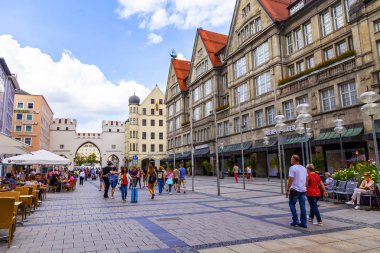 Münih, Almanya, üzerinde 16 Ağustos 2018. İnsanlar eski şehir Alstadt yaya bölgesinde yürüyüş. 