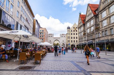 Münih, Almanya, üzerinde 16 Ağustos 2018. Yayalar Alstadt eski şehir cadde boyunca gidin. İnsanlar yemek ve pitoresk kafede açık biraz dinlen