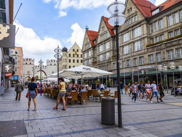 德国慕尼黑 于2018年8月16日 行人沿着旧城市 Alstadt 的街道走 人们吃和休息在风景如画的咖啡馆户外 — 图库照片