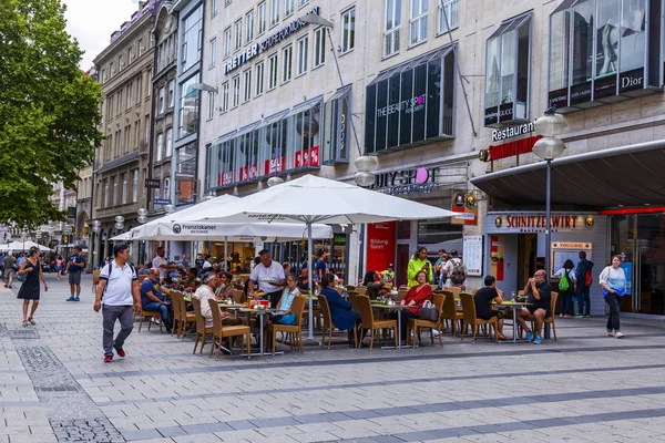 München Deutschland August 2018 Fussgänger Gehen Entlang Der Strasse Der — Stockfoto