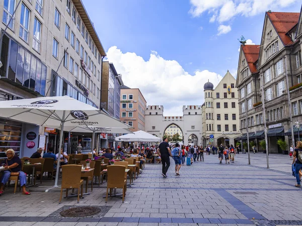 Munique Alemanha Agosto 2018 Pedestres Percorrem Rua Antiga Cidade Alstadt — Fotografia de Stock