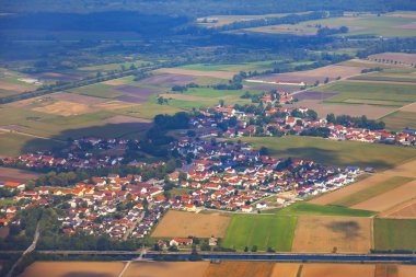 Ismarlayarak arazi yüzey--dan a pencere uçak büyük yükseklikte uçan