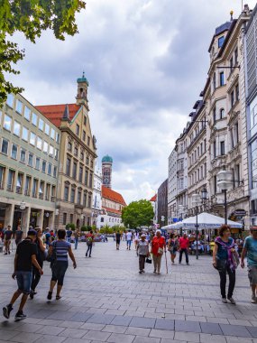 Münih, Almanya, üzerinde 16 Ağustos 2018. İnsanlar Alstadt eski şehir de yaya bölgesine git 