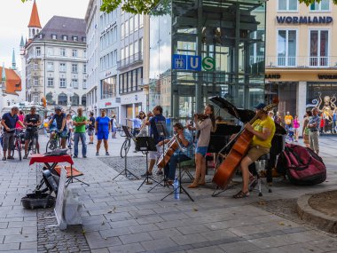 Münih, Almanya, üzerinde 16 Ağustos 2018. Sokak müzisyenleri geçenler eski şehrin eğlendirmek