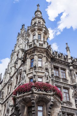 Münih, Almanya, üzerinde 16 Ağustos 2018. Mimari detaylar, yeni Belediye Binası (Neues Rathaus). 