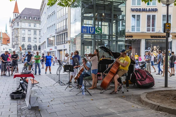 Munique Alemanha Agosto 2018 Músicos Rua Entreter Transeuntes Cidade Velha — Fotografia de Stock