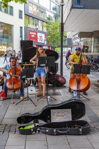 Munique Alemanha Agosto 2018 Músicos Rua Entreter Transeuntes Cidade Velha — Fotografia de Stock