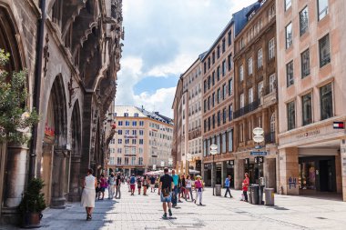 Münih, Almanya, üzerinde 16 Ağustos 2018. İnsanlar Alstadt eski şehir de yaya bölgesine git