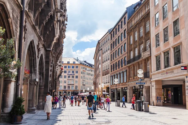 Münih, Almanya, üzerinde 16 Ağustos 2018. İnsanlar Alstadt eski şehir de yaya bölgesine git