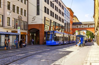 Münih, Almanya, üzerinde 16 Ağustos 2018. Modern tramvay şehrin sokak gider