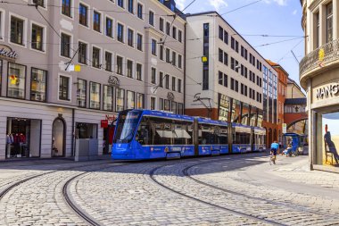 Münih, Almanya, üzerinde 16 Ağustos 2018. Modern tramvay şehrin sokak gider