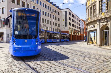 Münih, Almanya, üzerinde 16 Ağustos 2018. Modern tramvay şehrin sokak gider