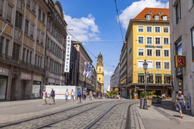 Münih, Almanya, üzerinde 16 Ağustos 2018. İnsanlar Alstadt eski şehir de yaya bölgesine git