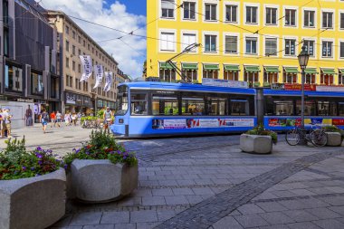 Münih, Almanya, üzerinde 16 Ağustos 2018. Modern tramvay şehrin sokak gider