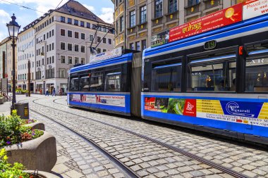 Münih, Almanya, üzerinde 16 Ağustos 2018. Modern tramvay şehrin sokak gider