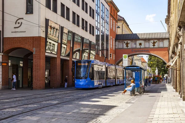 Münih, Almanya, üzerinde 16 Ağustos 2018. Modern tramvay şehrin sokak gider