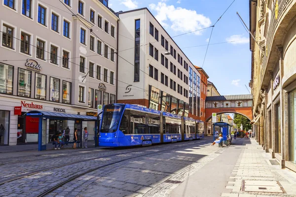 Munique Alemanha Agosto 2018 Bonde Moderno Vai Rua Cidade — Fotografia de Stock