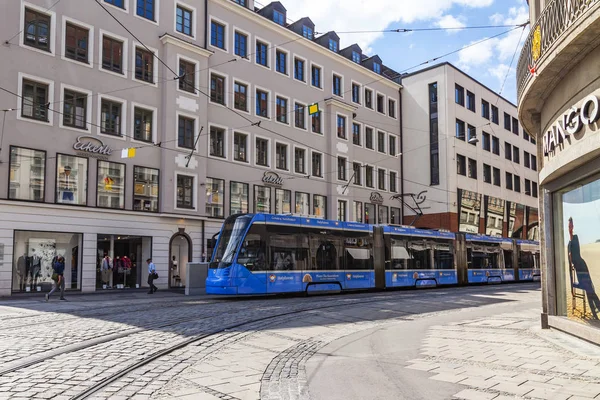 Мюнхен Німеччина Серпня 2018 Сучасні Трамвай Іде Міській Вулиці — стокове фото