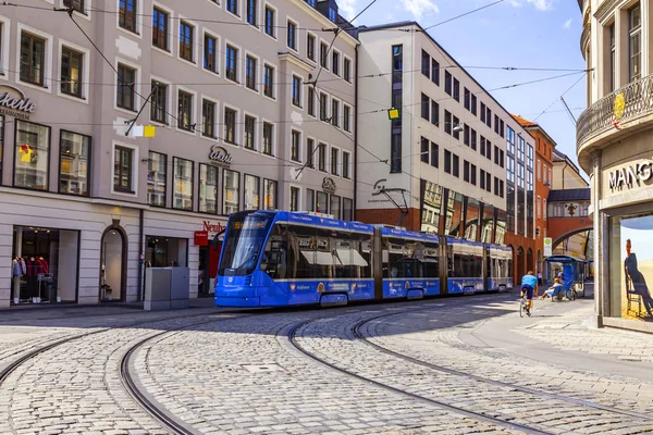 Münih, Almanya, üzerinde 16 Ağustos 2018. Modern tramvay şehrin sokak gider