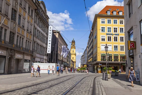 Münih, Almanya, üzerinde 16 Ağustos 2018. İnsanlar Alstadt eski şehir de yaya bölgesine git