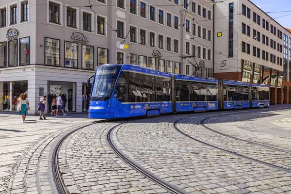 München Tyskland Augusti 2018 Den Moderna Spårvagnen Går Stadens Gata — Stockfoto