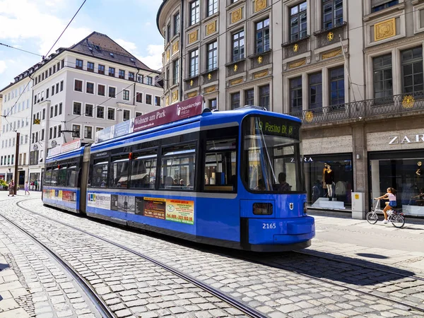 Múnich Alemania Agosto 2018 Tranvía Moderno Por Calle Ciudad — Foto de Stock