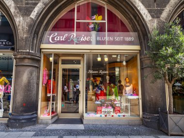 Münih, Almanya, üzerinde 16 Ağustos 2018. Shop eski şehrin pitoresk bir gösteri pencere