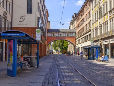 Münih, Almanya, üzerinde 16 Ağustos 2018. Güzel kentsel manzara. İnsanlar tramvay durağında beklemek