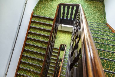 Münih, Almanya, üzerinde 16 Ağustos 2018. Bavyera'da binanın eski geleneksel bir iç mimari ayrıntıları. Bir merdiven katlarında