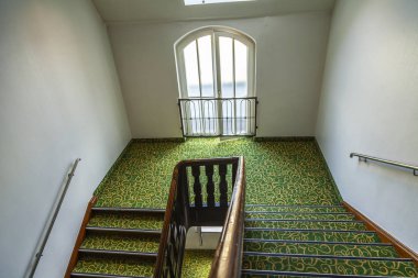 Münih, Almanya, üzerinde 16 Ağustos 2018. Bavyera'da binanın eski geleneksel bir iç mimari ayrıntıları. Bir merdiven katlarında