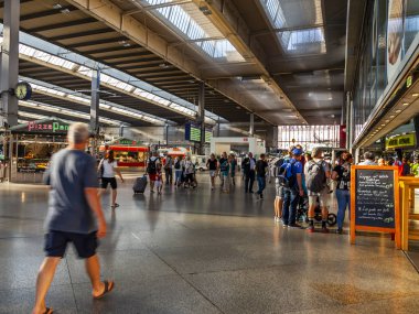 Münih, Almanya, üzerinde 16 Ağustos 2018. Merkez Tren İstasyonu (Münih Hauptbahnhof) iç. Yolcu gidiş salonunda git