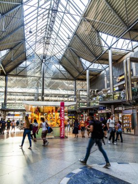 Münih, Almanya, üzerinde 16 Ağustos 2018. Merkez Tren İstasyonu (Münih Hauptbahnhof) iç. Yolcu gidiş salonunda git