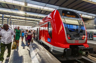 Münih, Almanya, üzerinde 16 Ağustos 2018. Merkez Tren İstasyonu (Münih Hauptbahnhof) platformu tren. Yolcular arabalara gidebilir