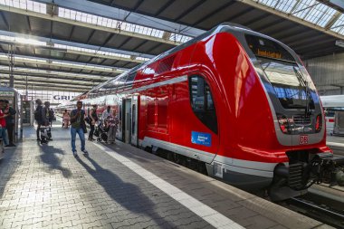 Münih, Almanya, üzerinde 16 Ağustos 2018. Merkez Tren İstasyonu (Münih Hauptbahnhof) platformu tren. Yolcular arabalara gidebilir