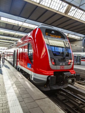 Münih, Almanya, üzerinde 16 Ağustos 2018. Merkez Tren İstasyonu (Münih Hauptbahnhof platformlarının trenleri) 
