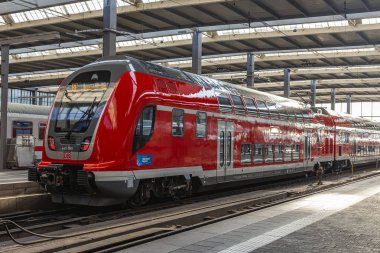 Münih, Almanya, üzerinde 16 Ağustos 2018. Merkez Tren İstasyonu (Münih Hauptbahnhof platformlarının trenleri) 