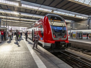 Münih, Almanya, üzerinde 16 Ağustos 2018. Merkez Tren İstasyonu (Münih Hauptbahnhof) platformu tren. Yolcular arabalara gidebilir