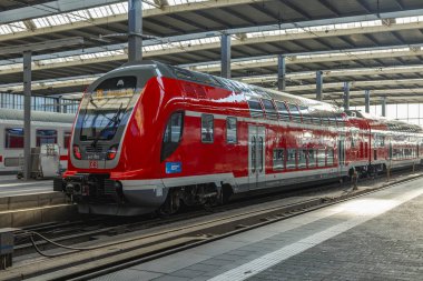 Münih, Almanya, üzerinde 16 Ağustos 2018. Merkez Tren İstasyonu (Münih Hauptbahnhof platformlarının trenleri) 