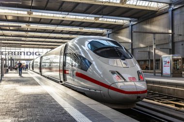 Münih, Almanya, üzerinde 16 Ağustos 2018. Merkez Tren İstasyonu (Münih Hauptbahnhof platformlarının trenleri) 