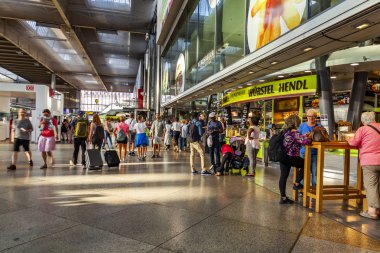 Münih, Almanya, üzerinde 16 Ağustos 2018. Merkez Tren İstasyonu (Münih Hauptbahnhof) iç. Yolcu gidiş salonunda git