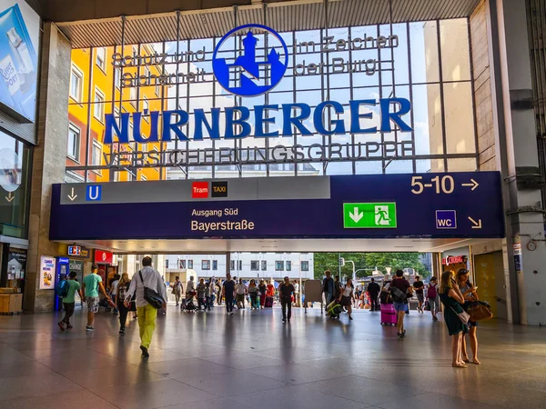 Mnichov Německo Srpna 2018 Interiér Hlavního Nádraží München Hauptbahnhof Cestující — Stock fotografie