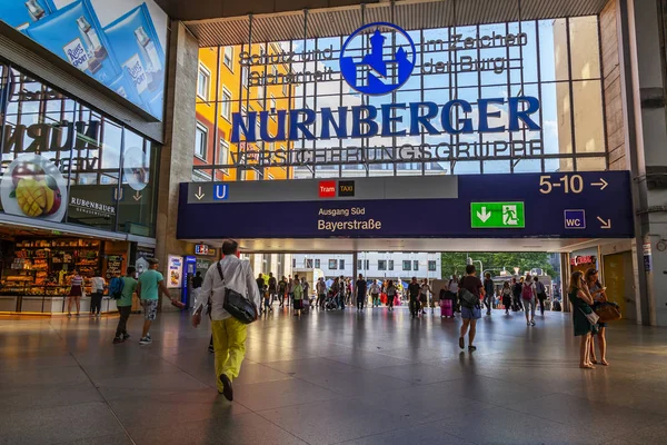 Monachium Niemcy Sierpnia 2018 Wnętrze Dworca Kolejowego Munchen Hauptbahnhof Pasażerowie — Zdjęcie stockowe