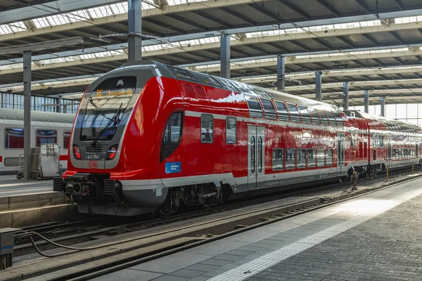 Munique Alemanha Agosto 2018 Comboios Nas Plataformas Estação Ferroviária Central — Fotografia de Stock