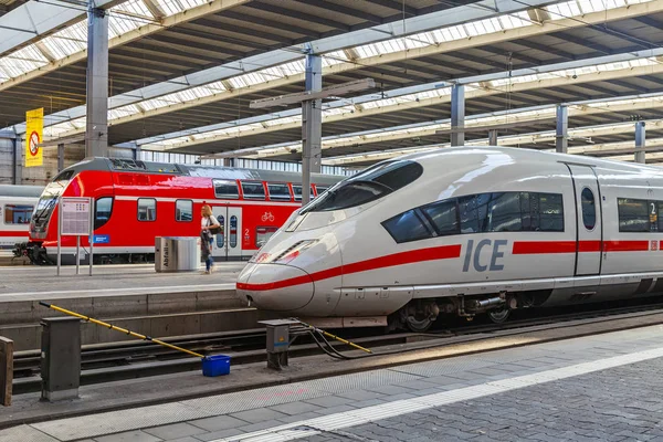 Mnichov Německo Srpna 2018 Vlaky Platformách Centrální Železniční Stanice München — Stock fotografie